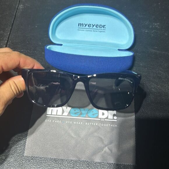 Sunglasses with Case and Cloth - Picture 6 of 6